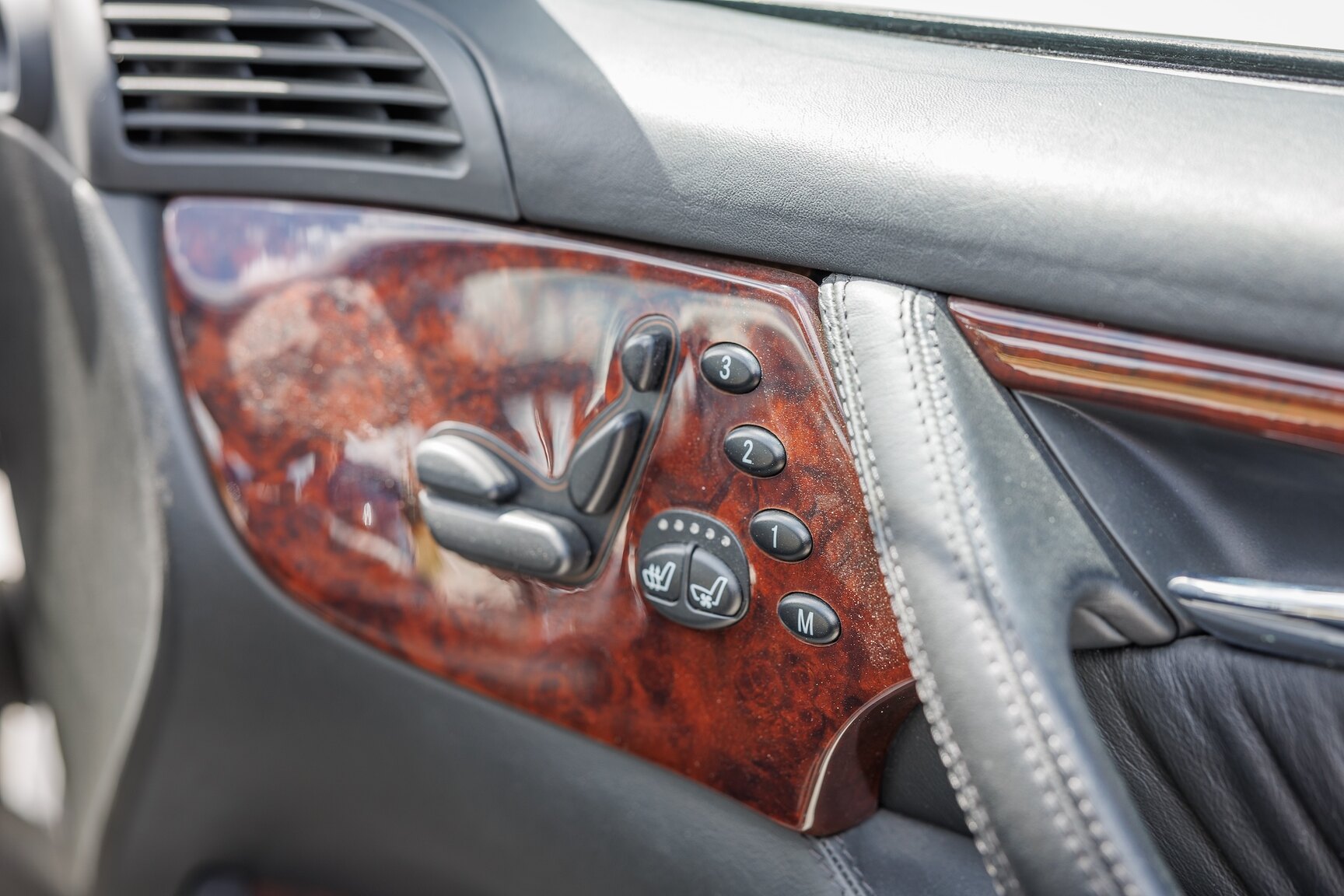 Interior image of 2000 Mercedes-Benz CL600