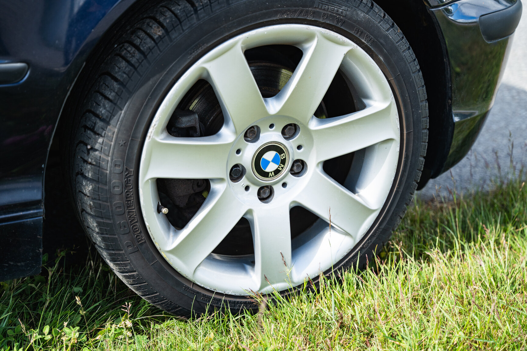Exterior image of 2003 BMW 320i Touring