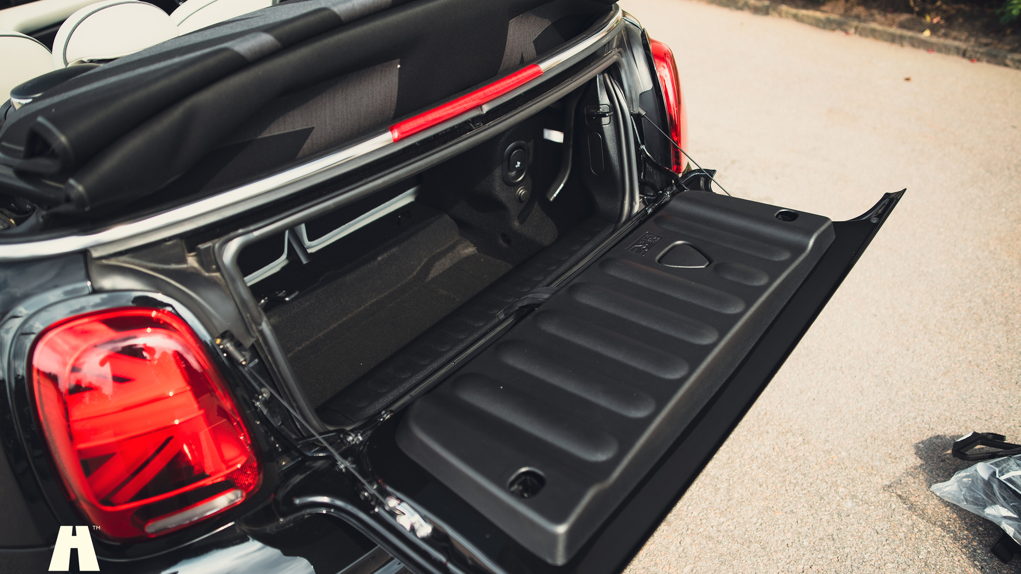 Innenraumfoto von 2021 Mini John Cooper Works Cabriolet  (68)