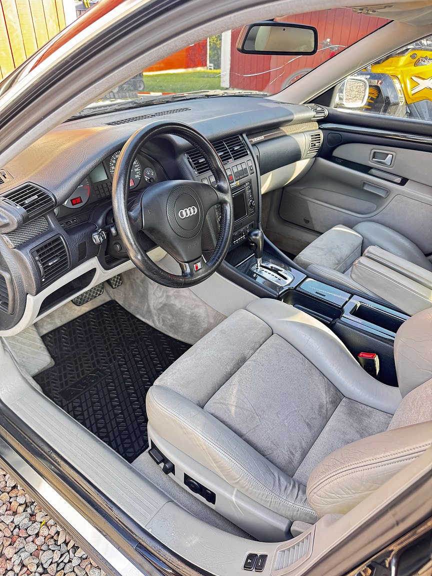 Innenraumfoto von 1999 Audi S8 4.2 Quattro