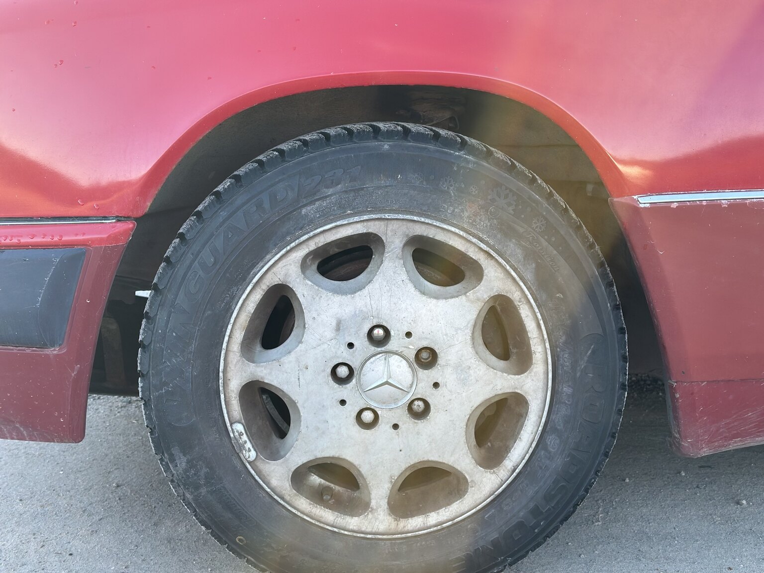 Exteriörbild på 1990 Mercedes-Benz 200 E