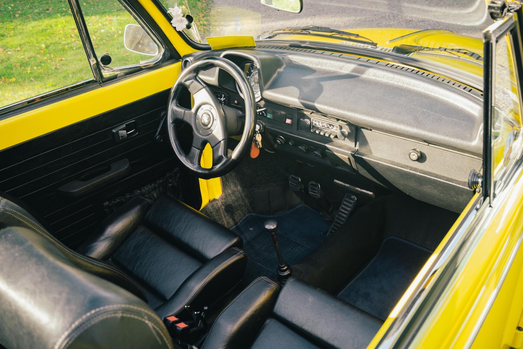 Interiörbild 1973 Volkswagen Bubbla Karmann 1303 LS (1)