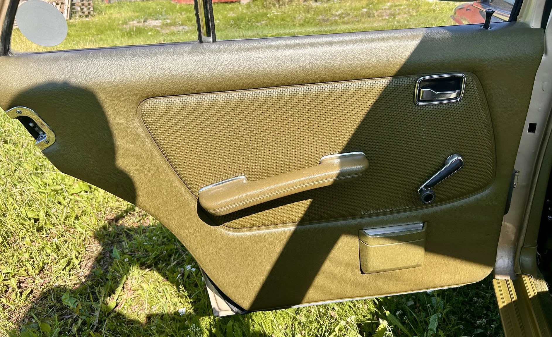 Interior image of 1976 Mercedes-Benz 300 D (23)