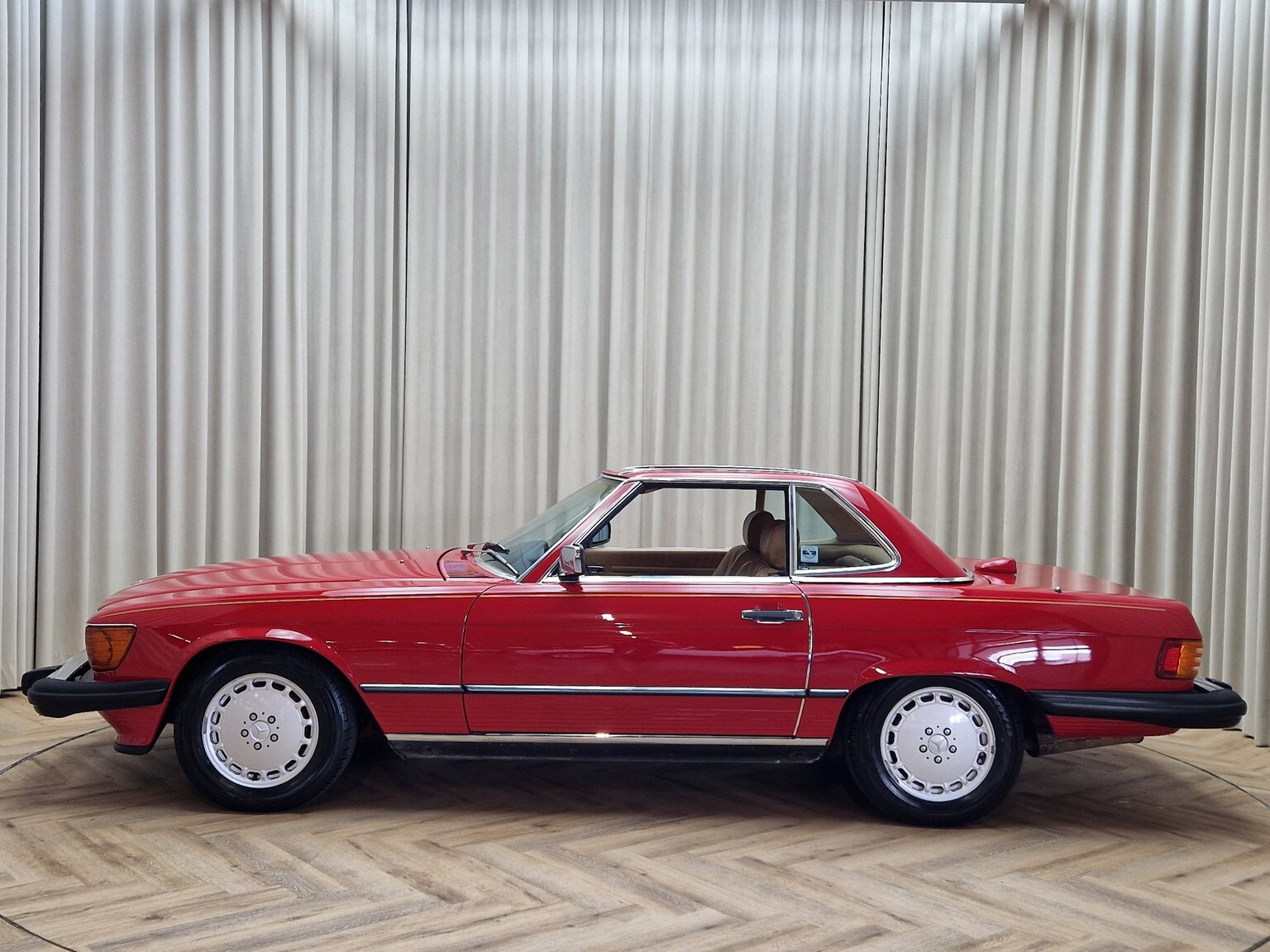 Exteriörbild på Mercedes-Benz 560SL