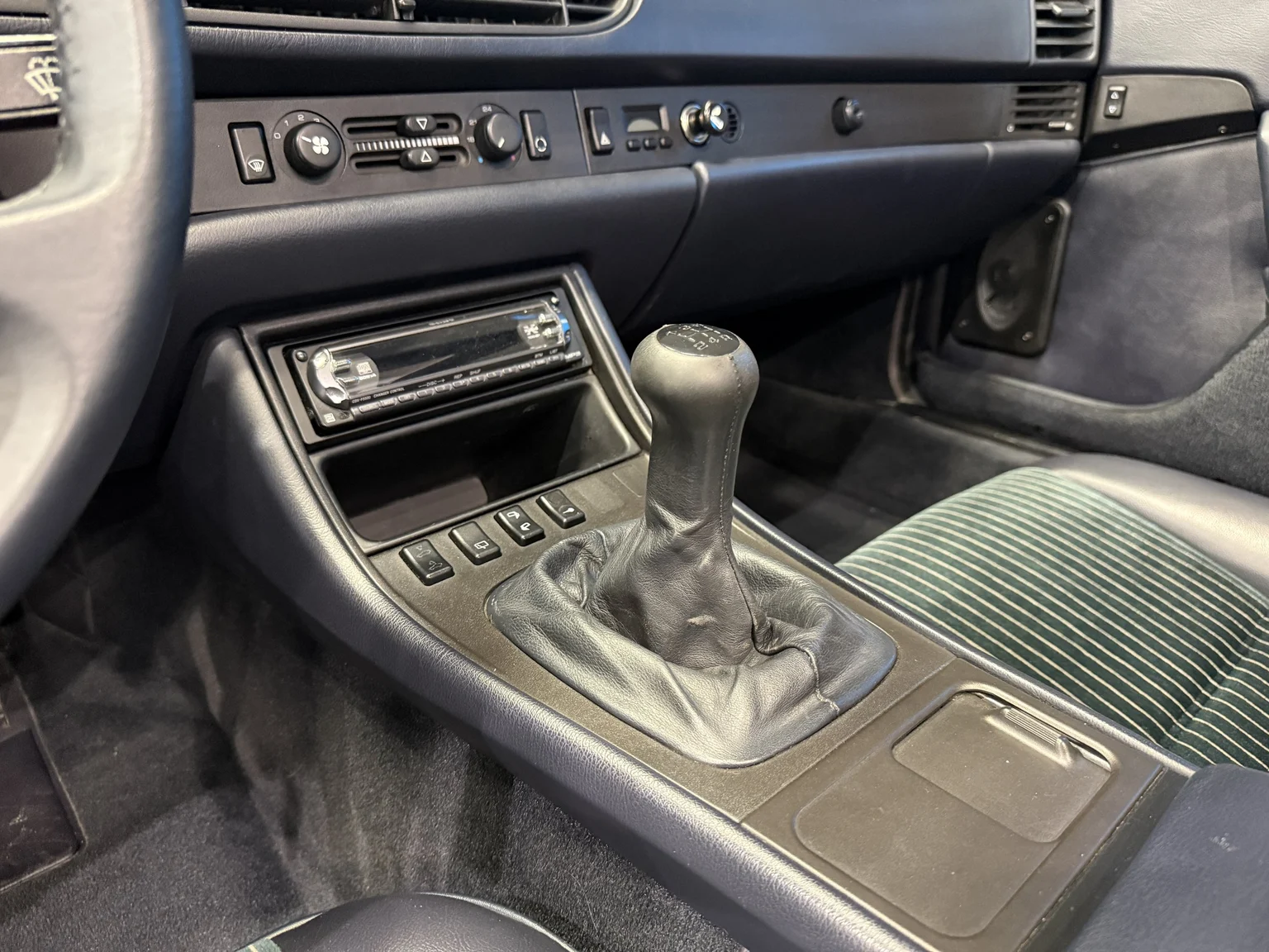 Interior image of 1989 Porsche 944 2.7 (17)