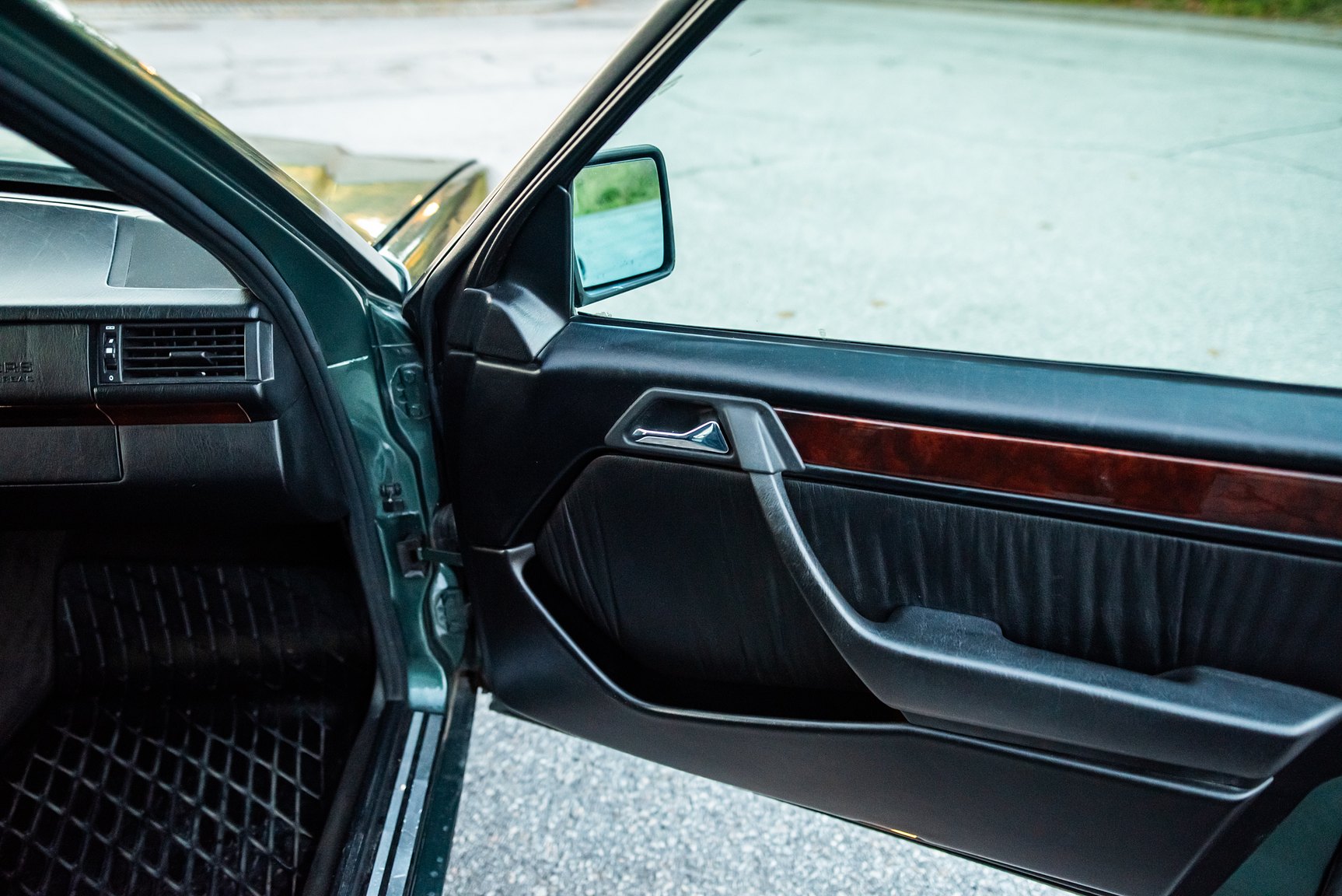 Interior image of 1996 MERCEDES-BENZ E 320 T