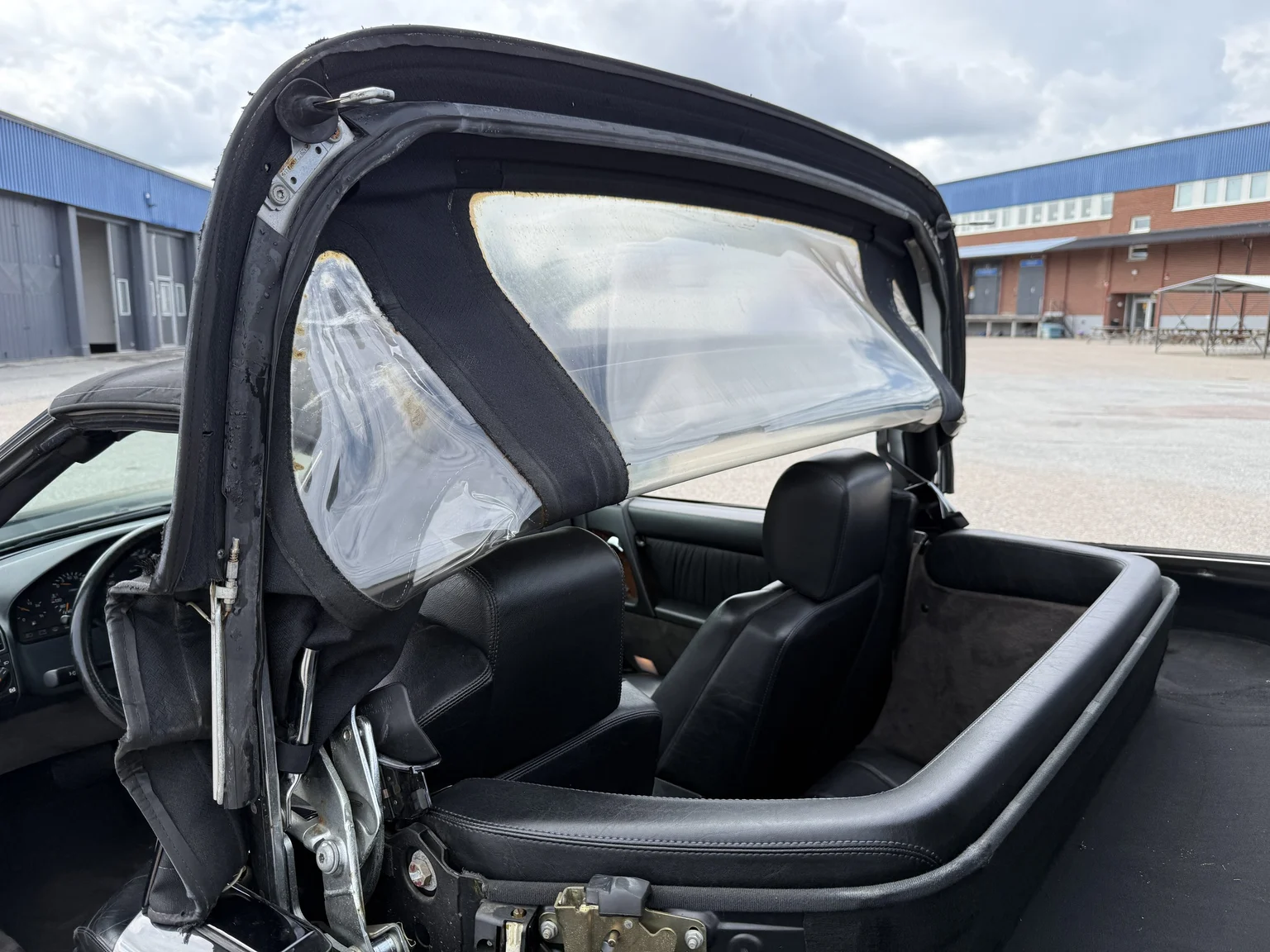 Exterior image of 1995 Mercedes-Benz SL 500 (33)