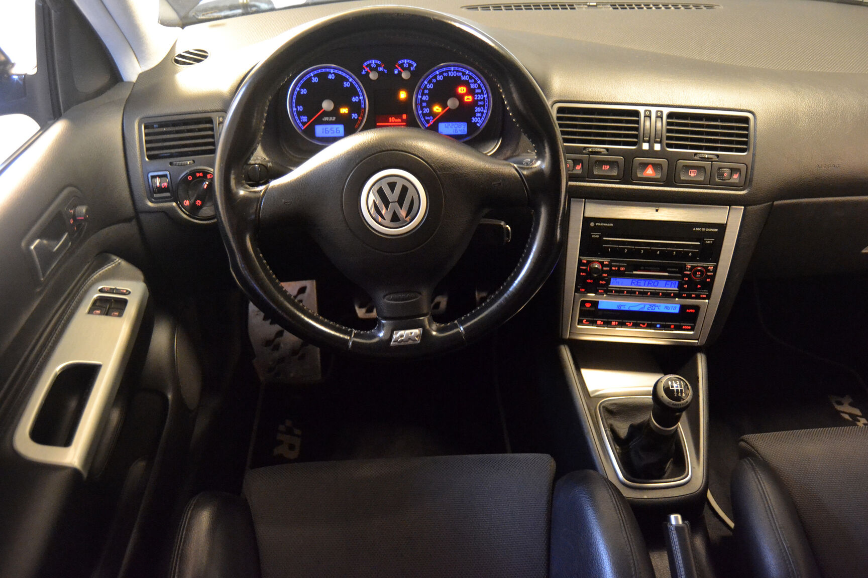 Interiörbild 2003 Volkswagen Golf R32 MK4 (2)