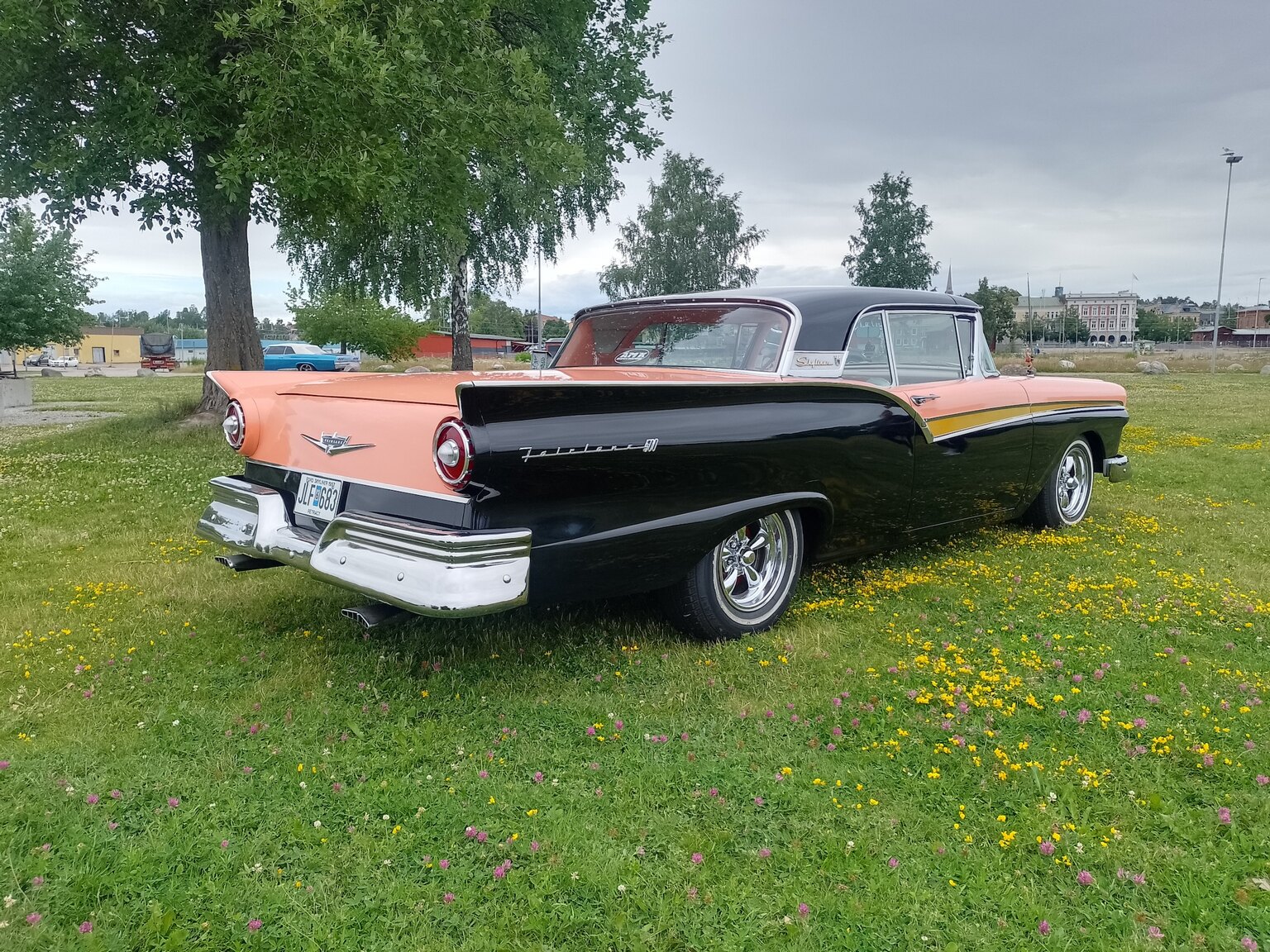 Exterior image of 1957 Ford Fairlane 500 Skyliner Retract