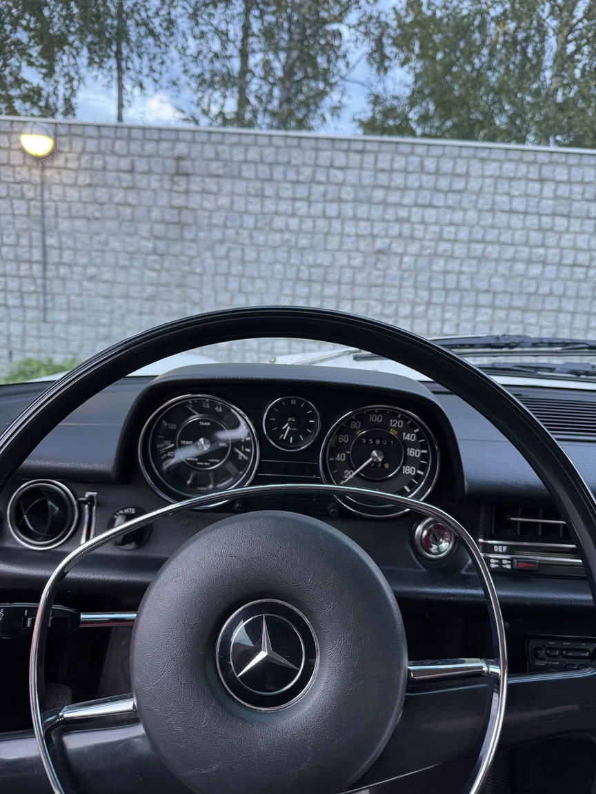 Interiörbild 1972 Mercedes-Benz 200 (17)