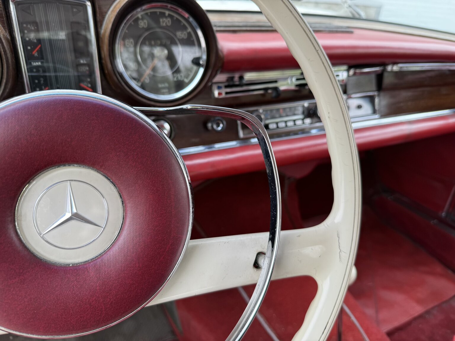 Innenraumfoto von 1963 Mercedes-Benz 220 SE
