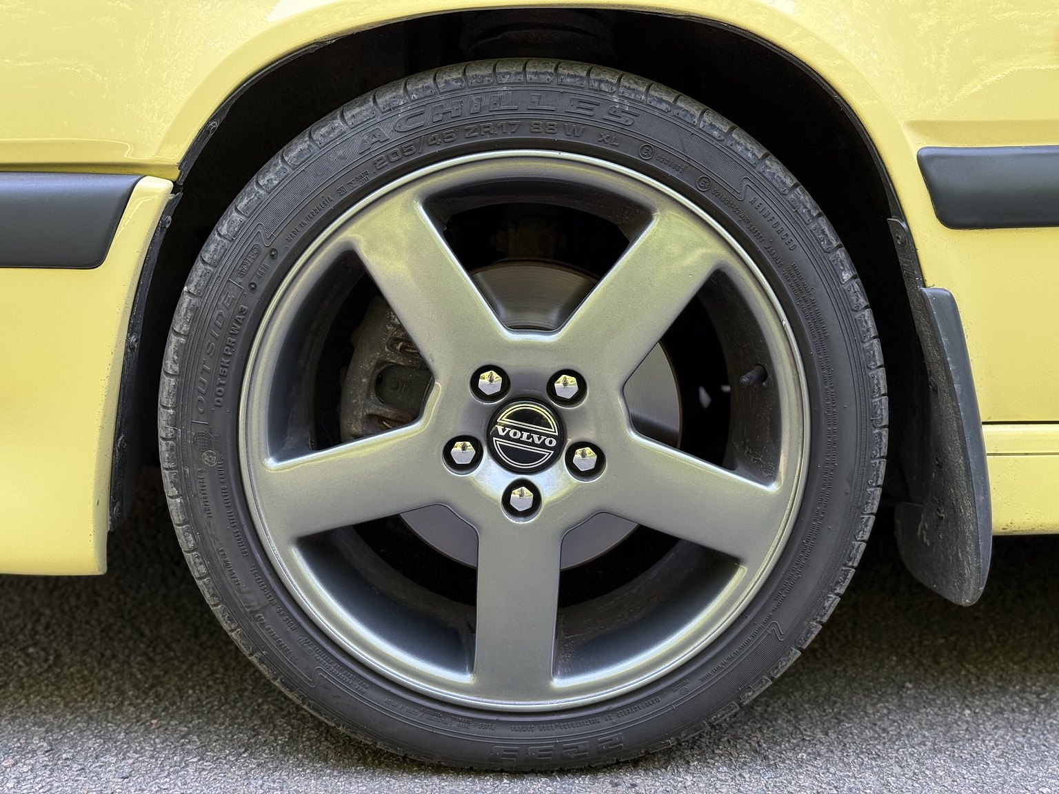 Exterior image of 1995 Volvo 850 T-5R