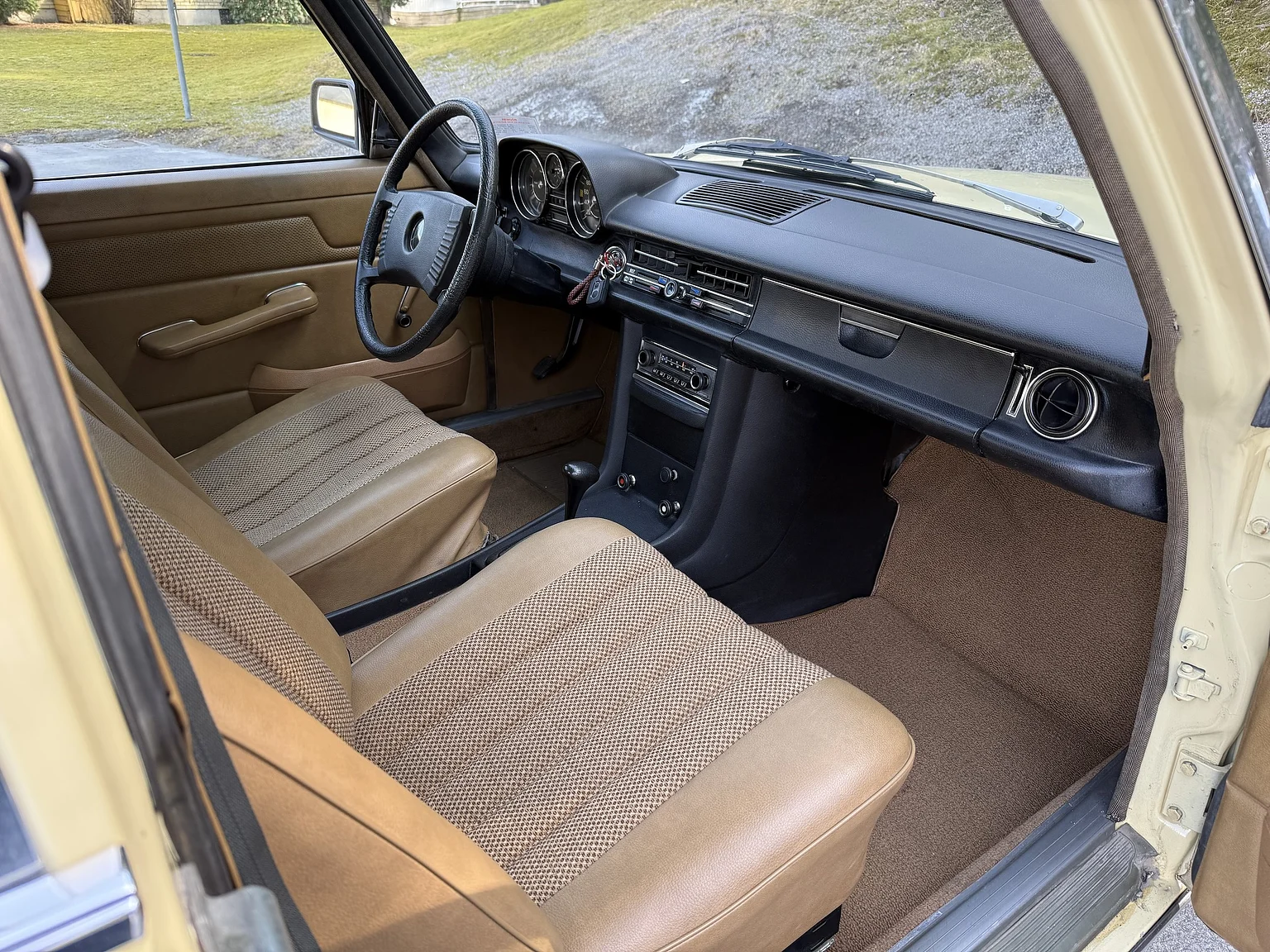 Innenraumfoto von 1974 Mercedes-Benz 230 Automatic (89)