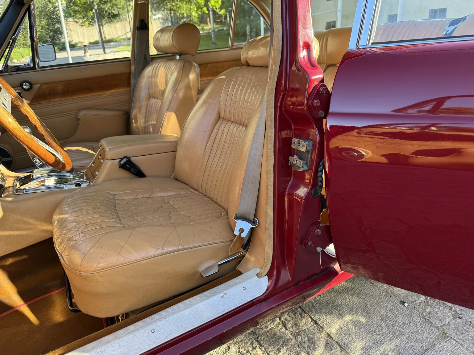Interior image of 1970 Jaguar XJ12 Performance (36)
