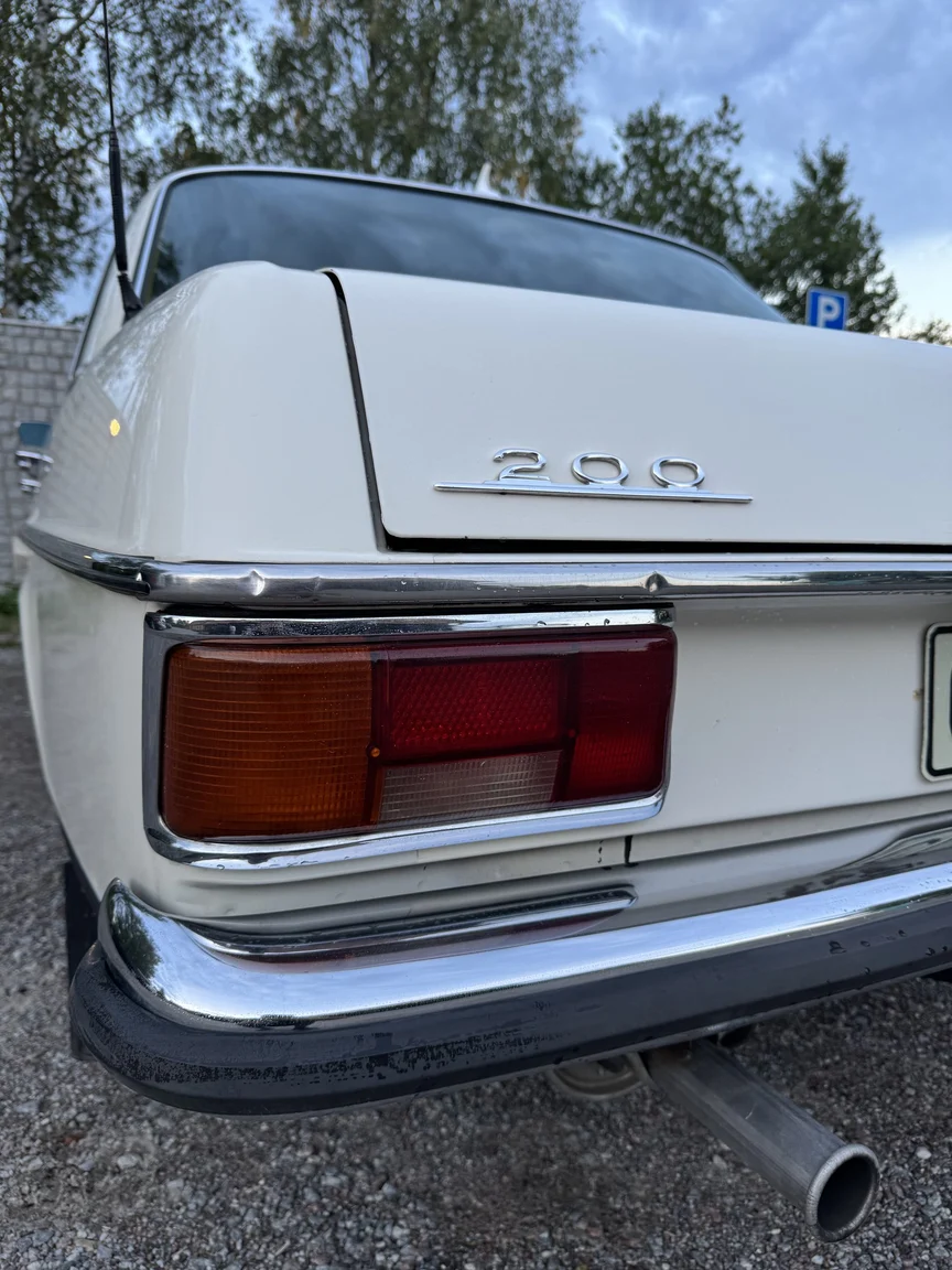 Exteriörbild på 1972 Mercedes-Benz 200 (60)