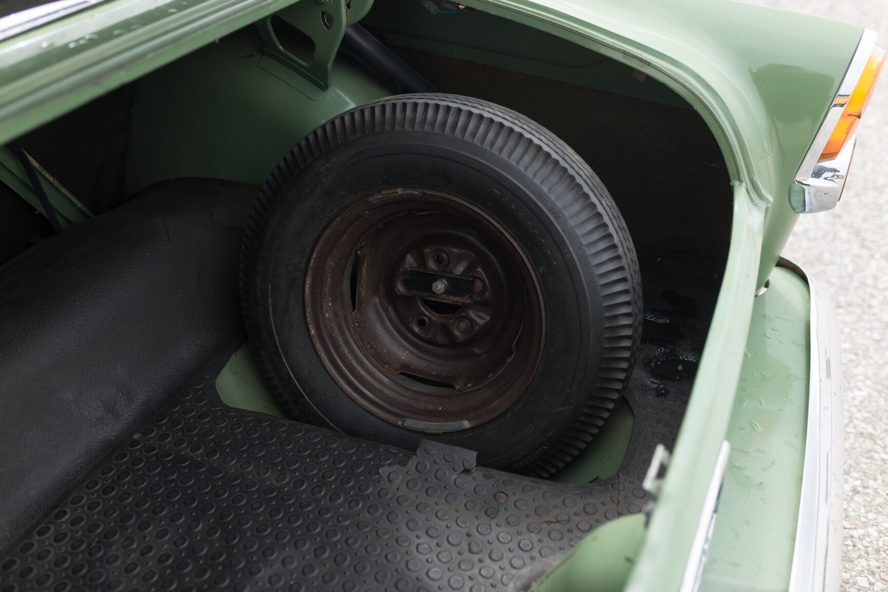 Interior image of 1959 Ford Consul (74)