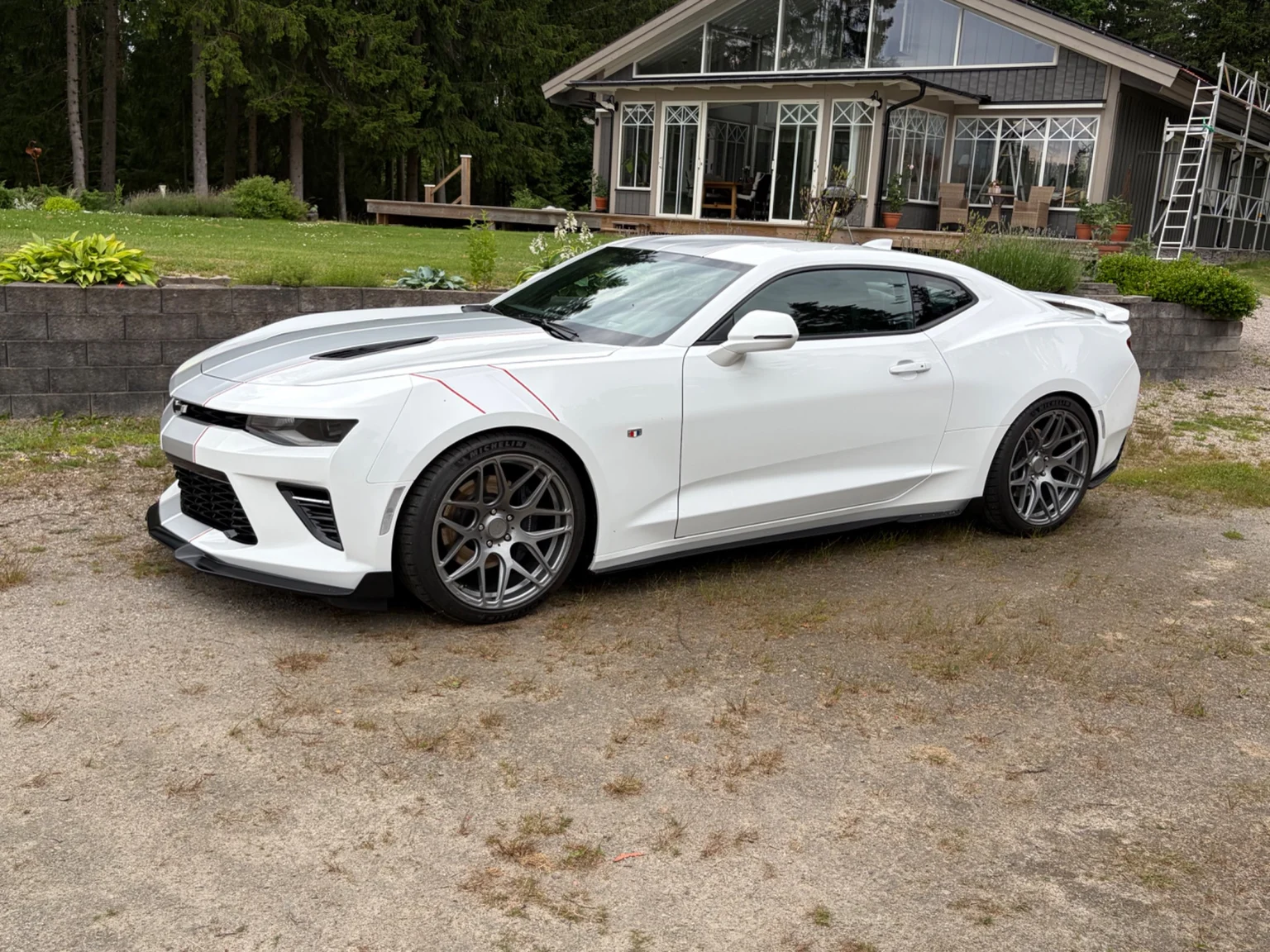 Exteriörbild på 2017 Chevrolet Camaro SS (66)