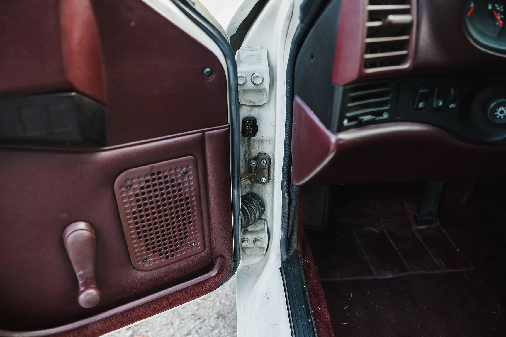 Interior image of 1986 Porsche 944R (20)