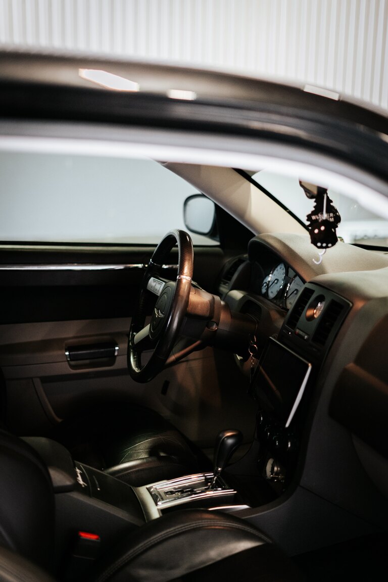 Interior image of 2006 Chrysler 300C SRT-8 (2)