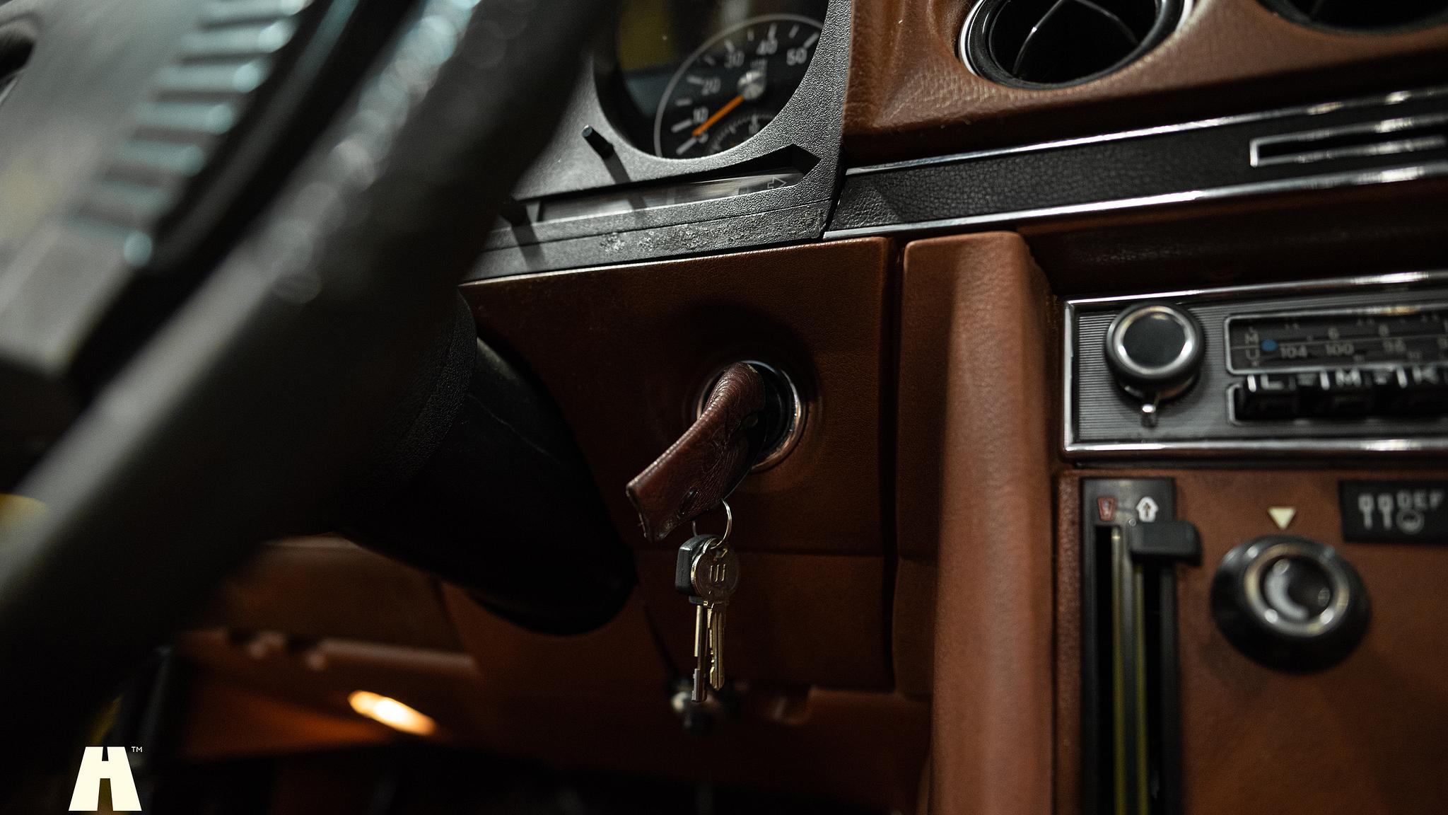 Interior image of 1975 Mercedes SL 350