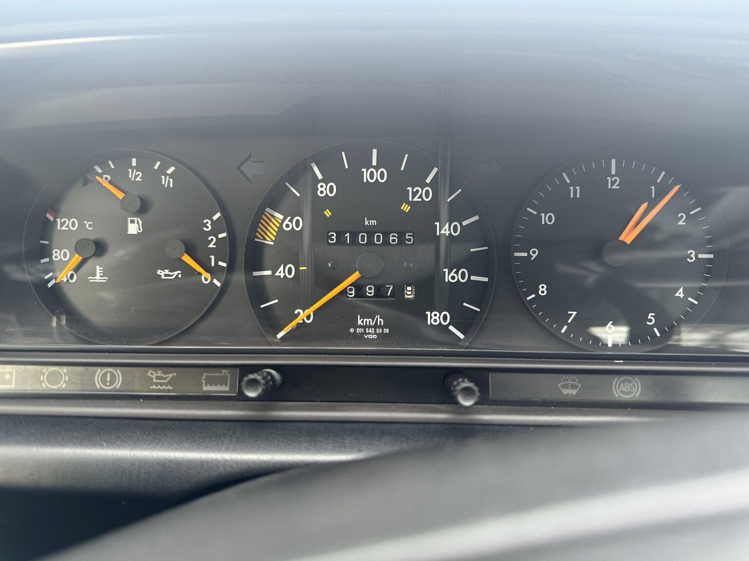 Innenraumfoto von 1992 Mercedes-Benz 190 D
