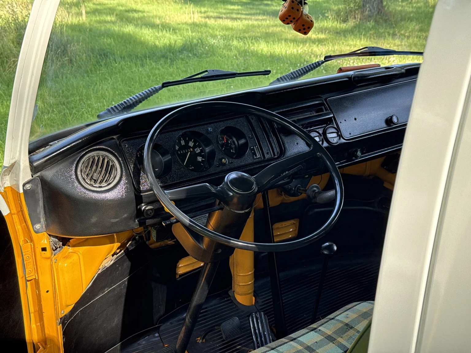 Innenraumfoto von 1975 Volkswagen Transporter Campervan (2)