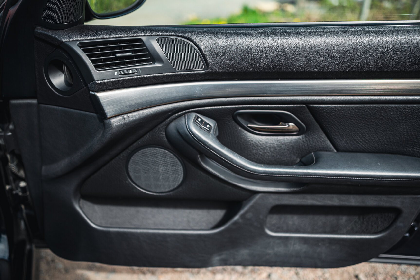 Interior image of 2000 BMW M5 E39