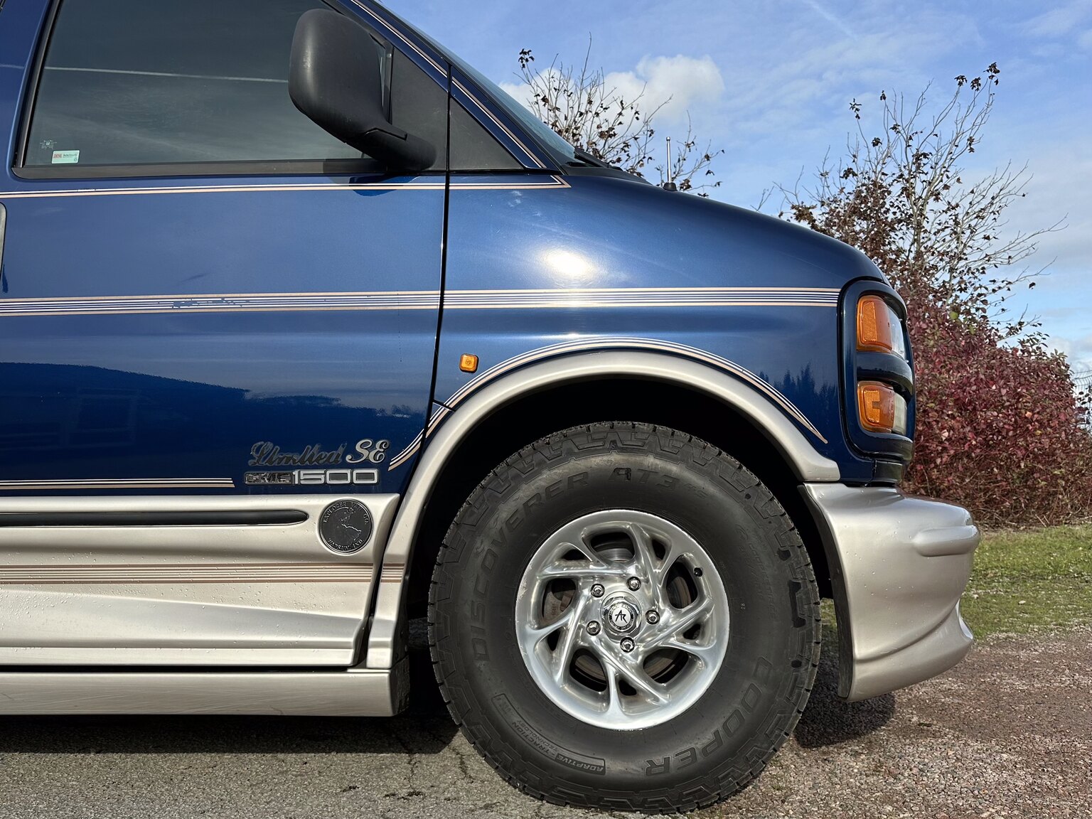 Exterior image of 2000 GMC Savana G1500 Conversion Van