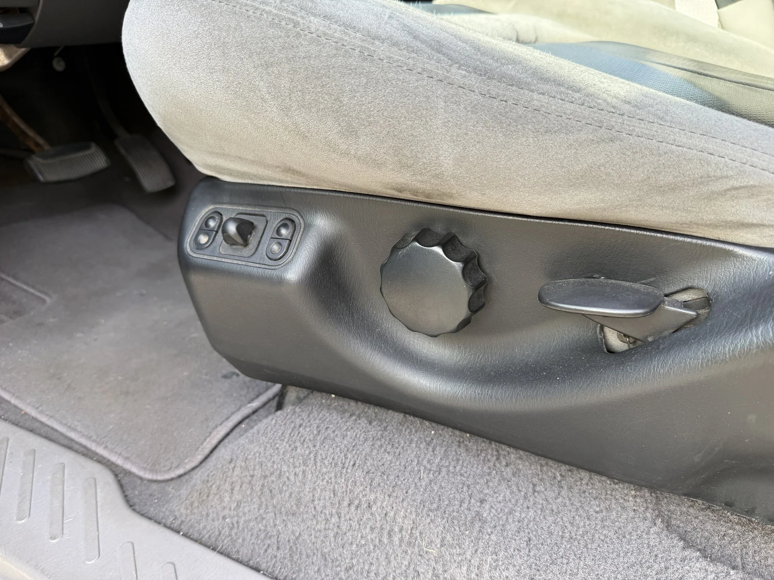 Interior image of 2002 Ford F-150 SVT Lightning (14)