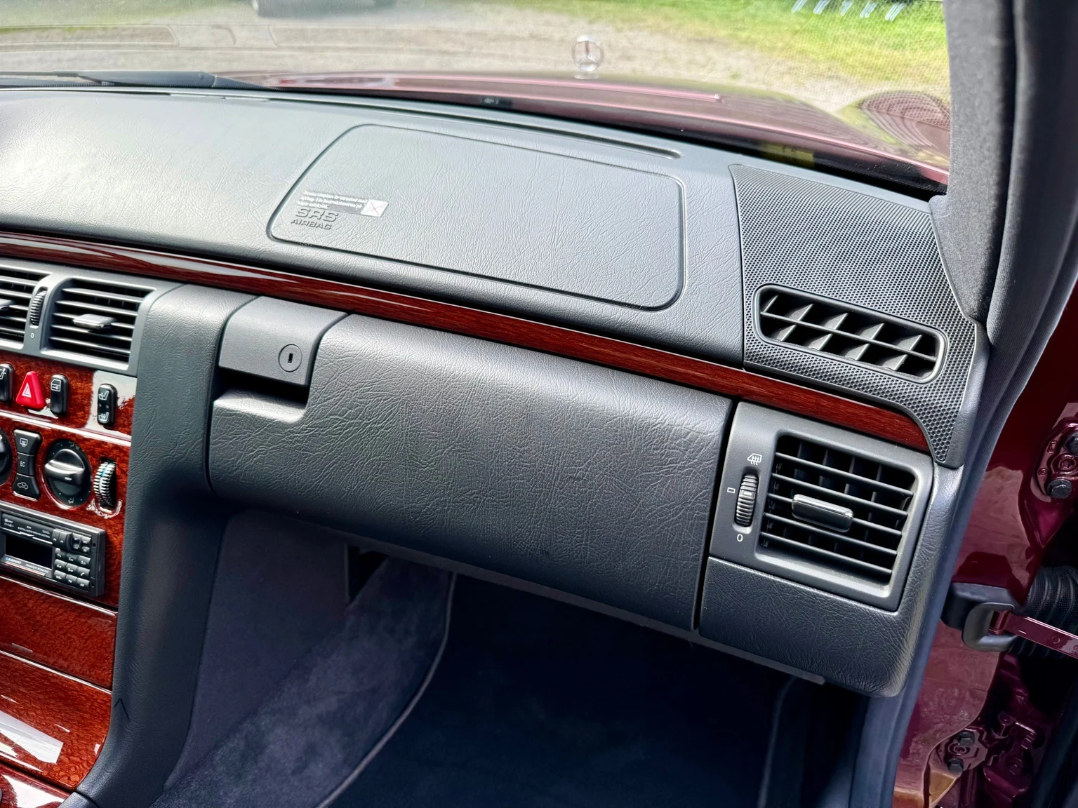 Innenraumfoto von 1997 Mercedes-Benz E 290 TD (72)