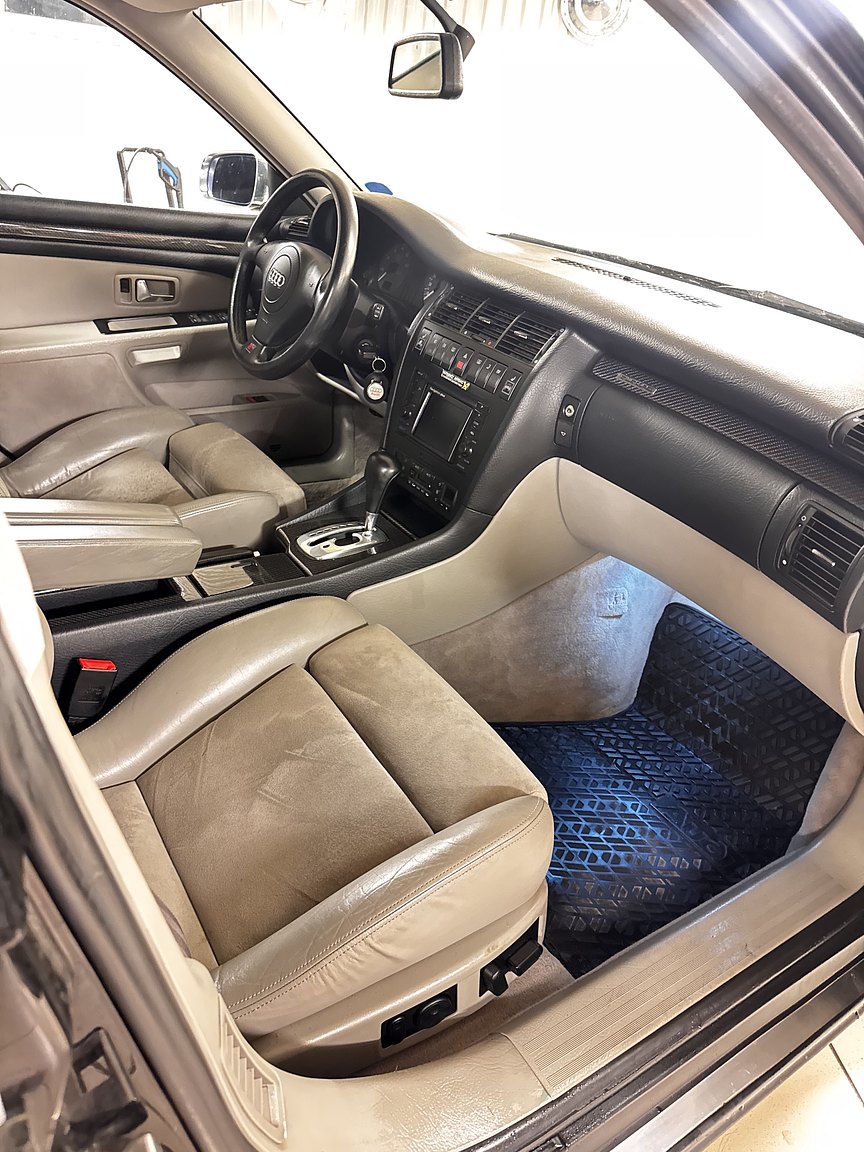 Interiörbild 1999 Audi S8 4.2 Quattro