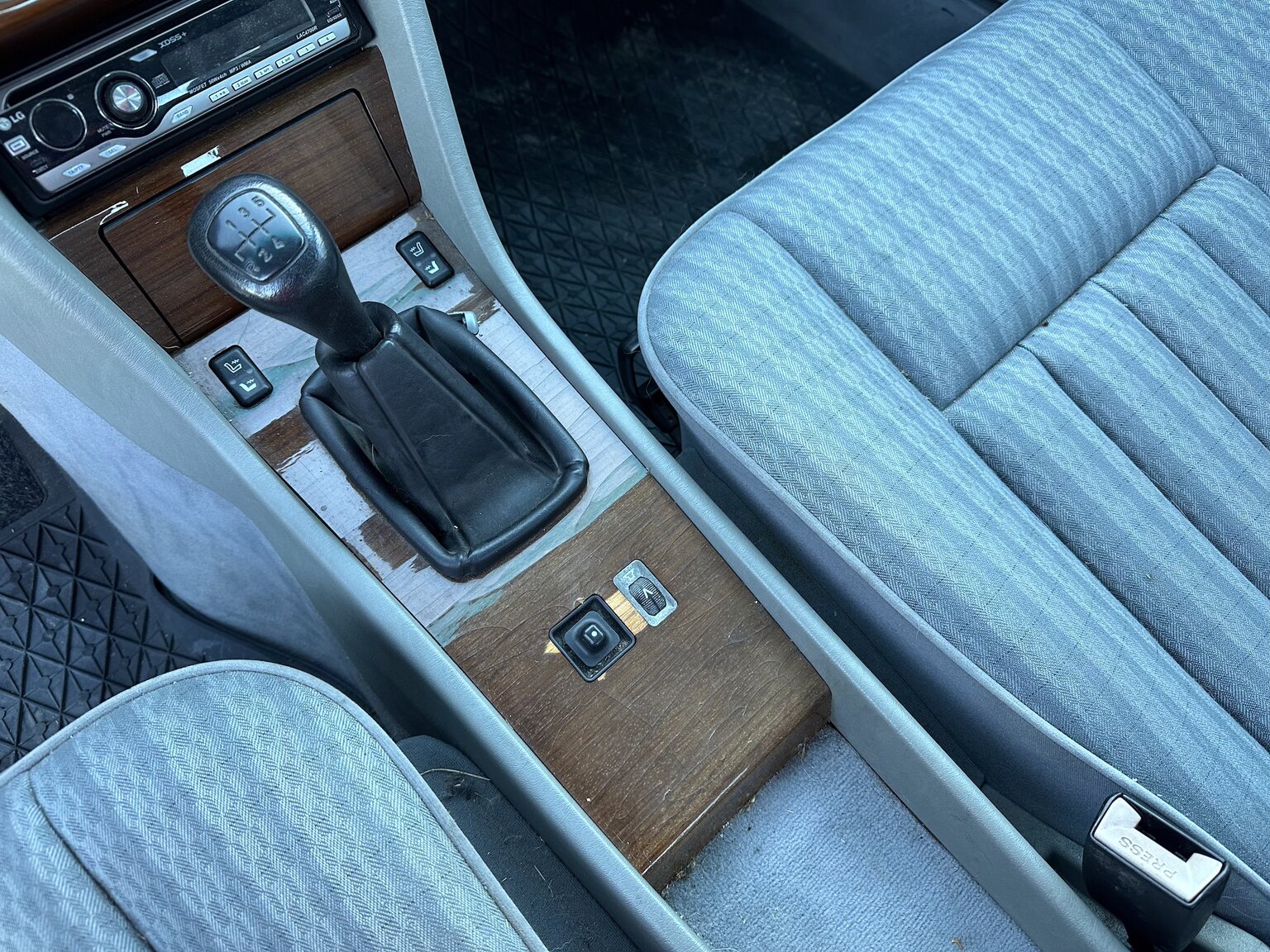 Innenraumfoto von 1990 Mercedes-Benz 200 E