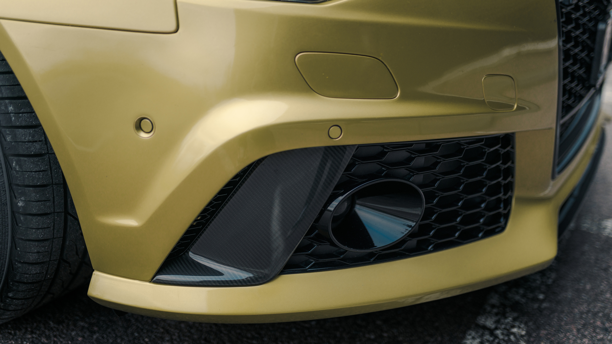 Exterior image of 2016 Audi RS6 Avant Exclusive (24)