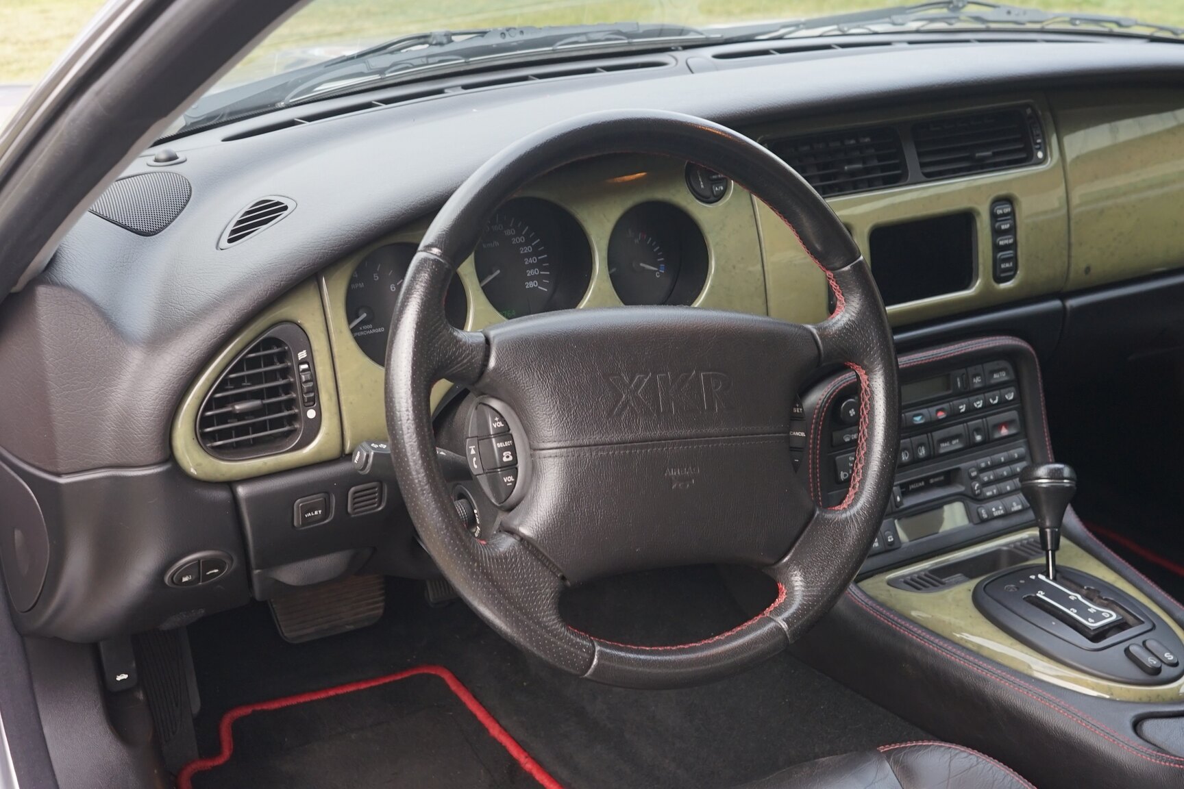 Innenraumfoto von 2001 Jaguar XKR Silverstone