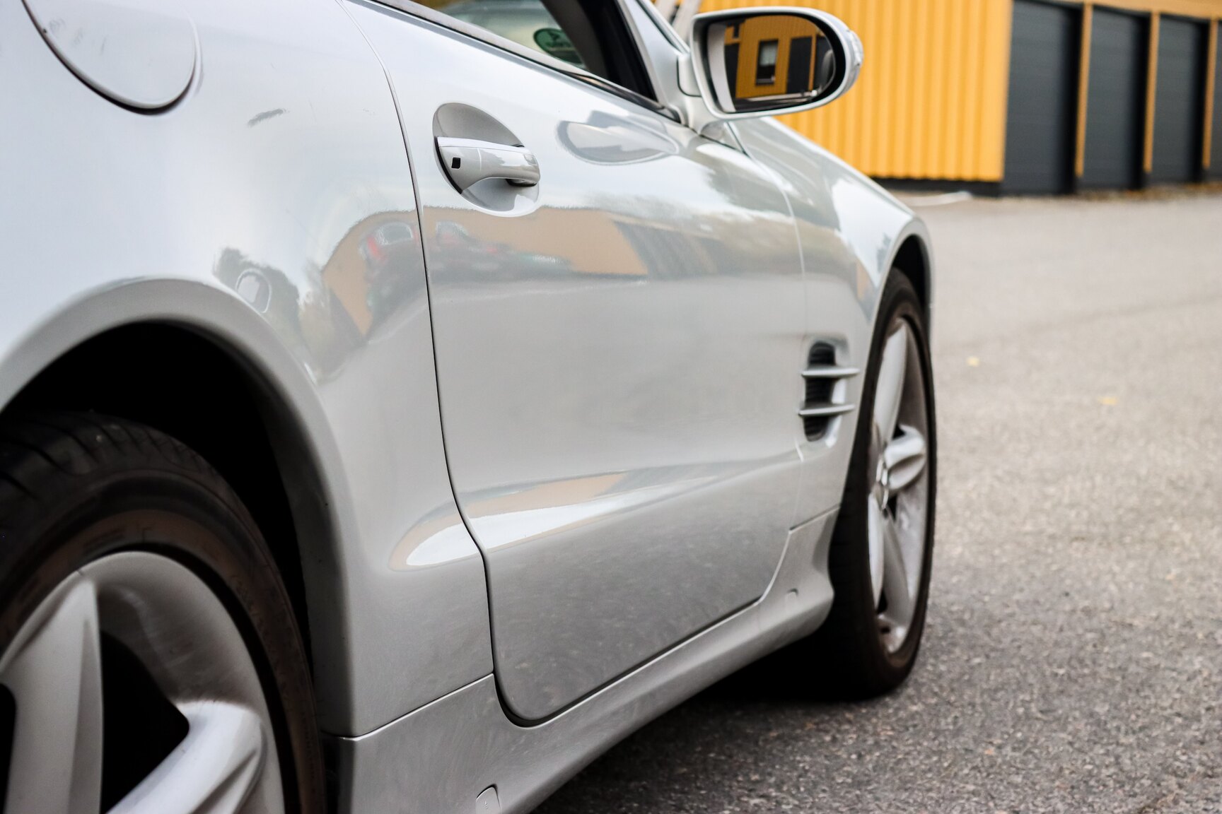 Exterior image of 2006 Mercedes-Benz SL 500