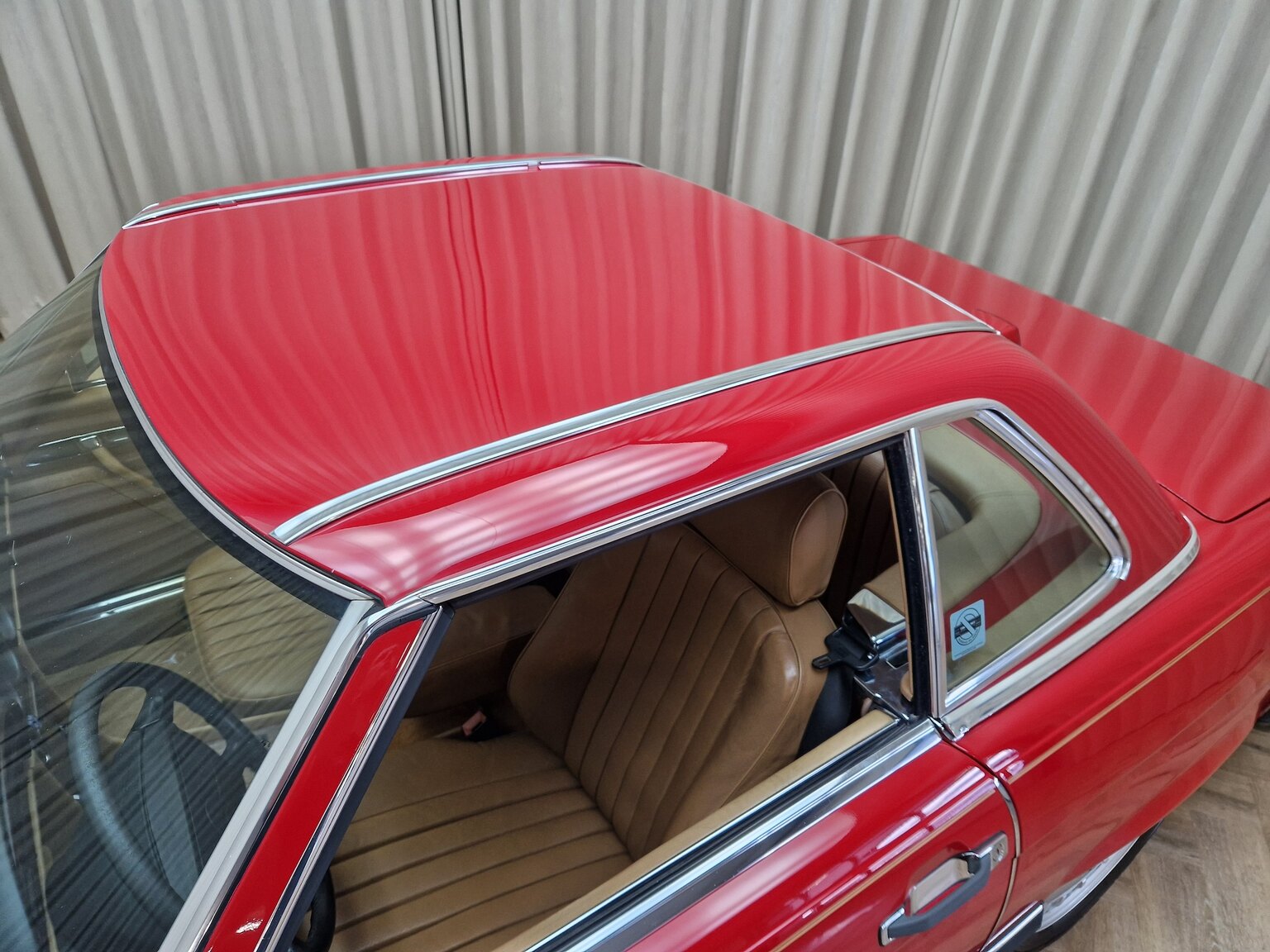 Exteriörbild på Mercedes-Benz 560SL