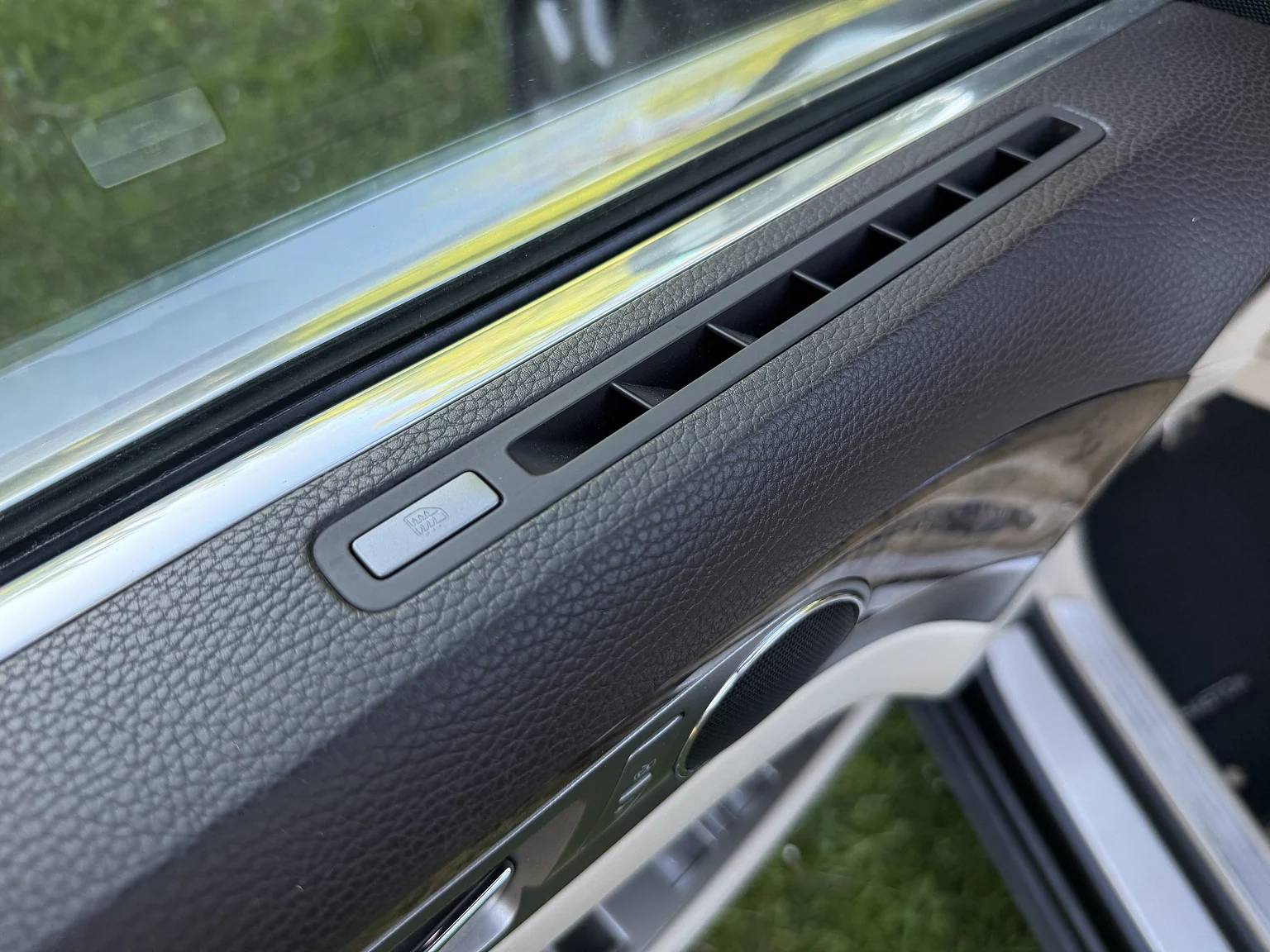 Innenraumfoto von 2009 Volkswagen Phaeton W12 LWB Executive (36)