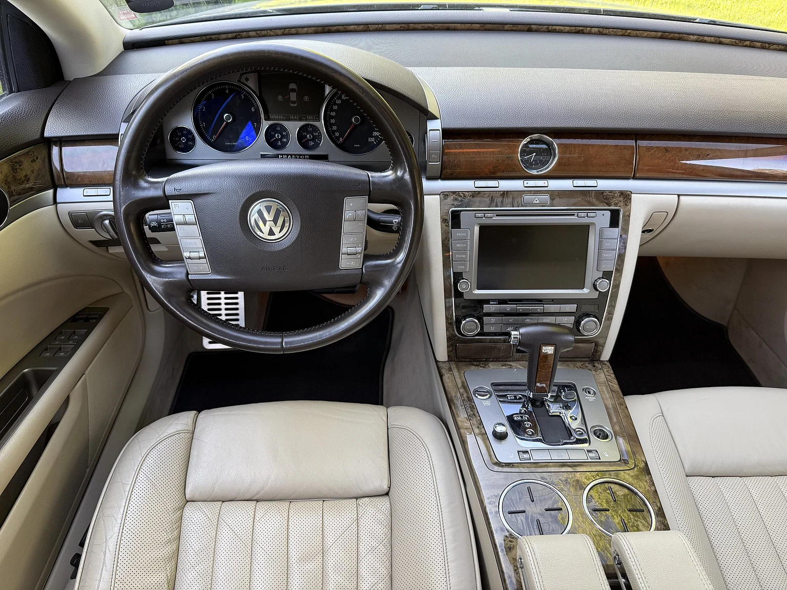 Innenraumfoto von 2009 Volkswagen Phaeton W12 LWB Executive (42)