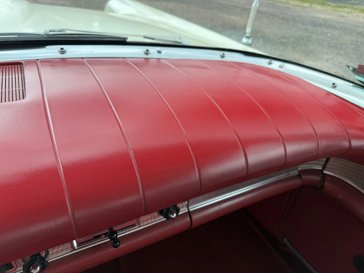 Interior image of 1957 Ford Thunderbird (22)