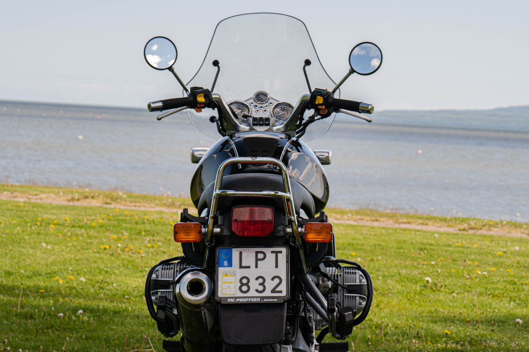 Exterior image of 1998 BMW R1100R (10)