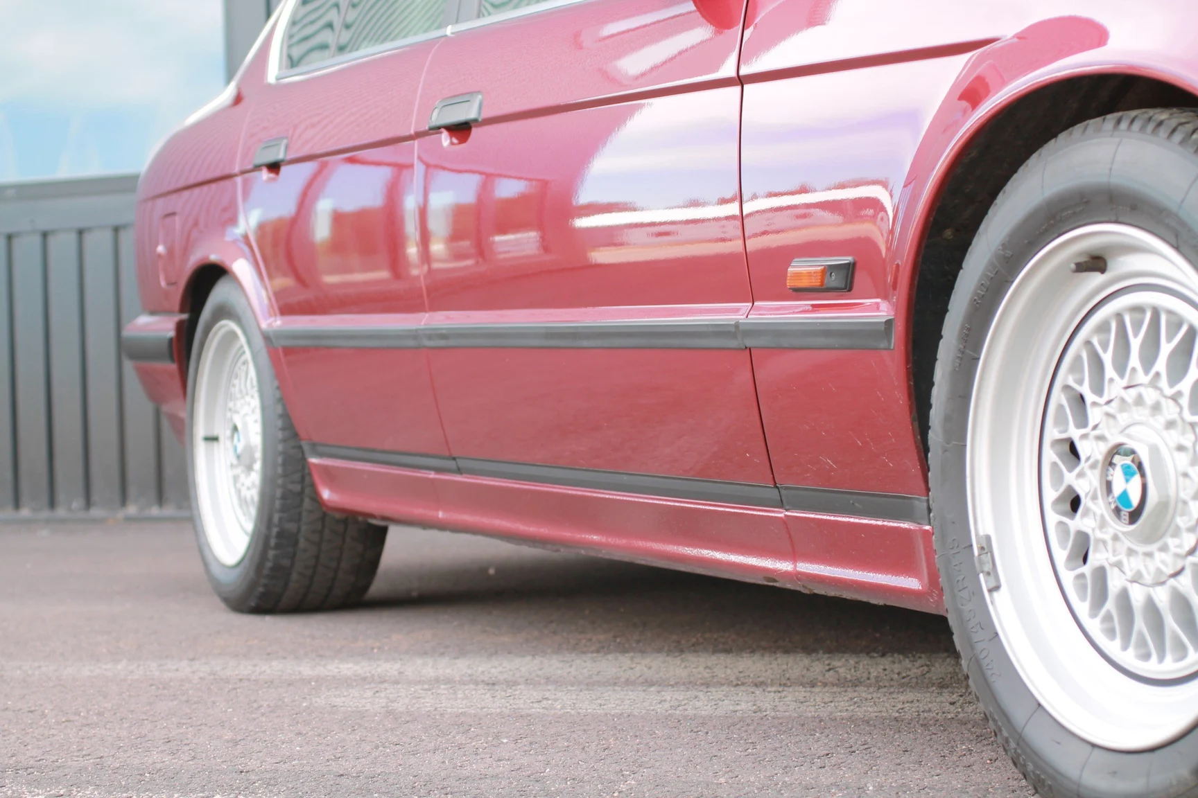 Exterior image of 1993 BMW 540i Sedan (100)