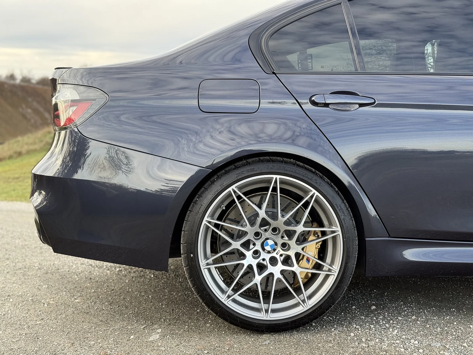 Exteriörbild på 2017 BMW M3 Competition 30 Jahre (24)