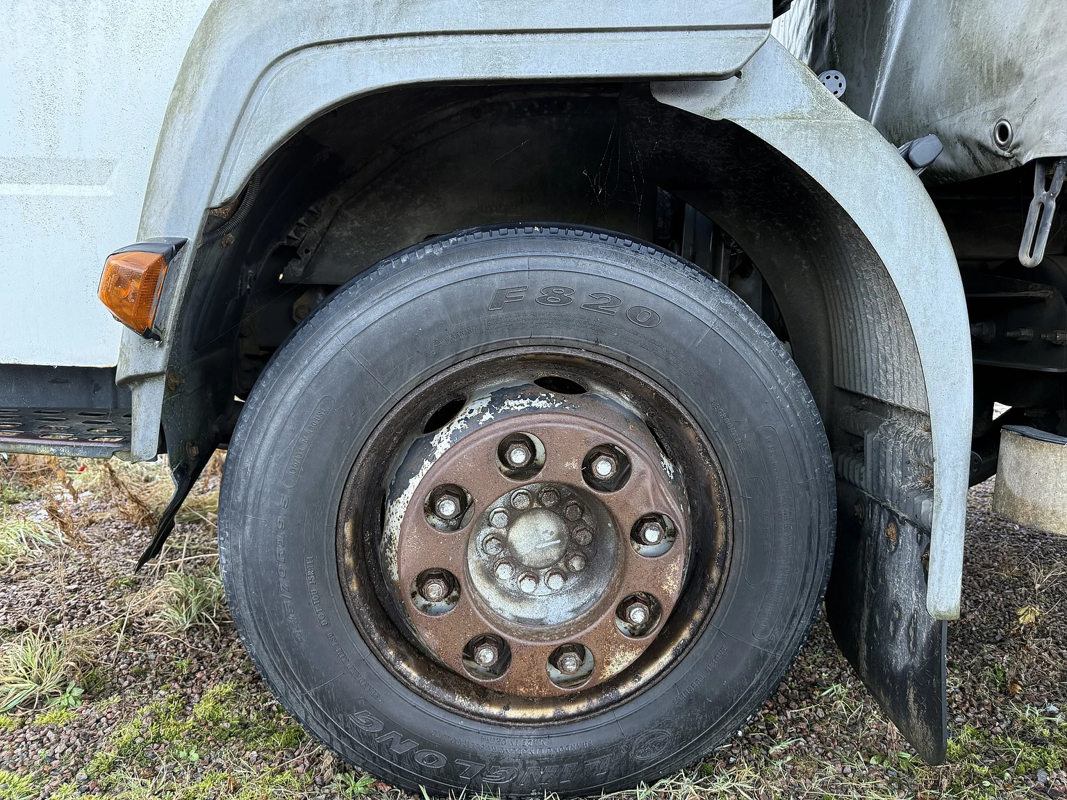 Exteriörbild på 2000 Volvo FL6 4x2 - NO RESERVE (37)