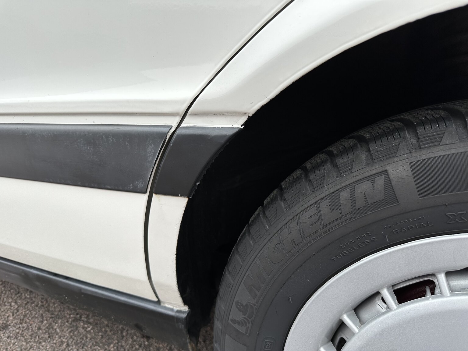 Exteriörbild på 1988 Audi 80 (30)