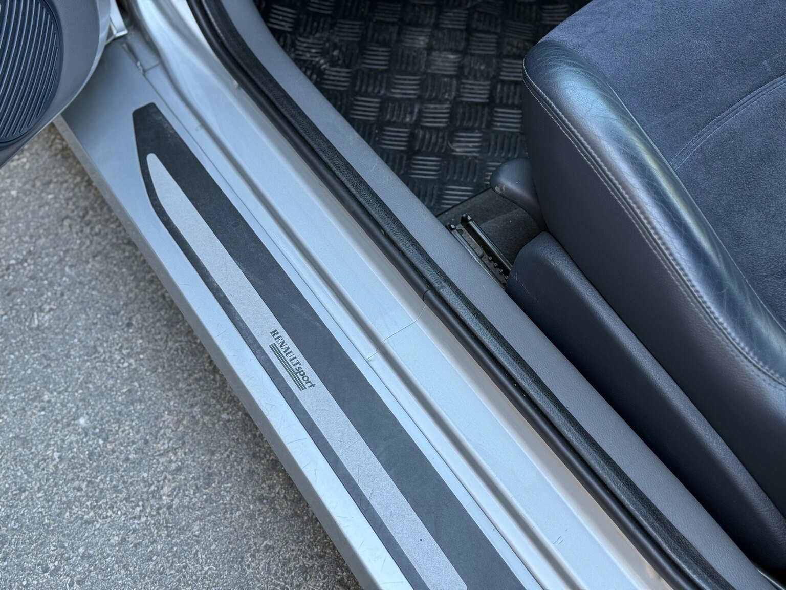 Interior image of 2002 Renault Clio Sport V6