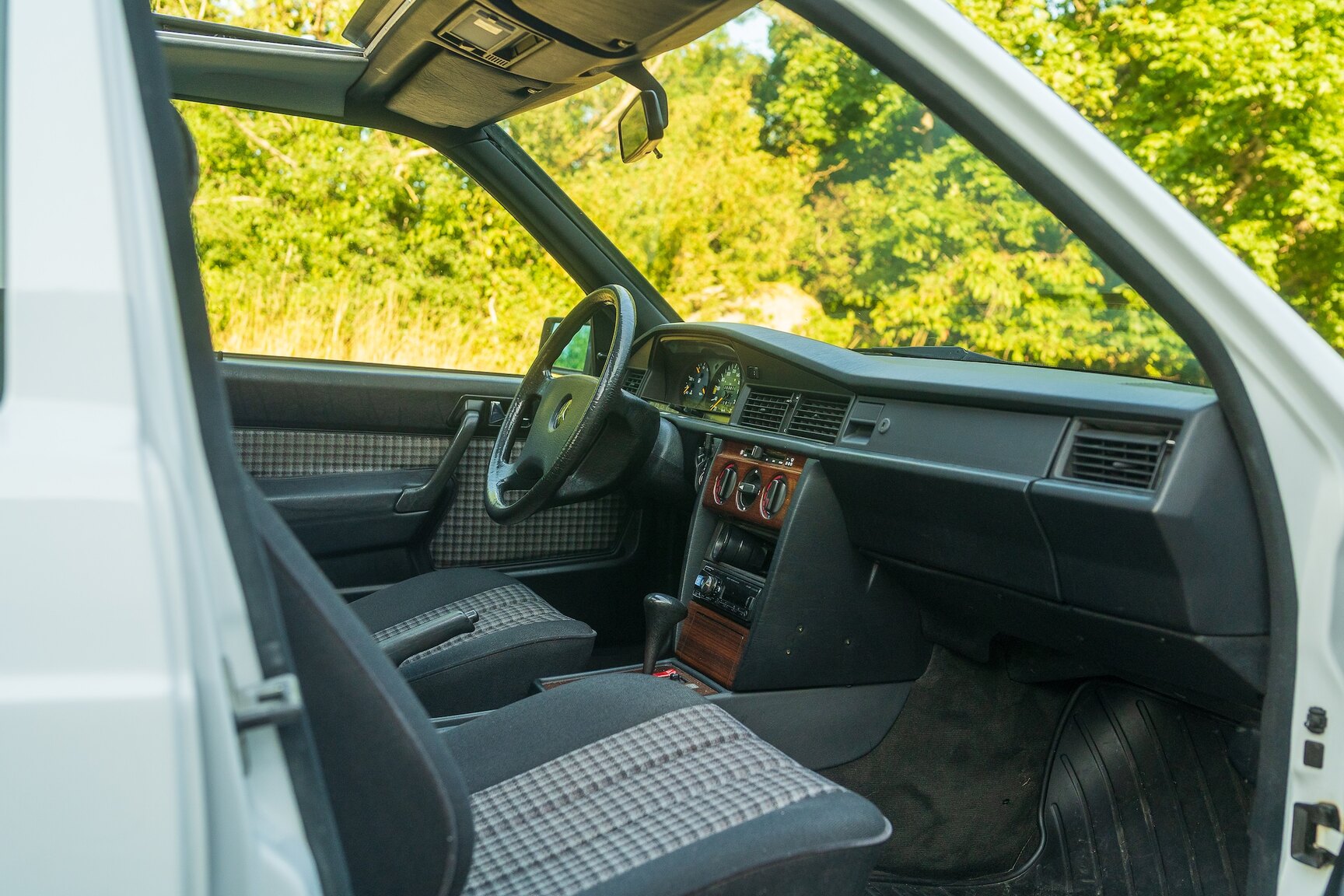 Interiörbild 1992 Mercedes-Benz 190E "No Reserve Auction"
