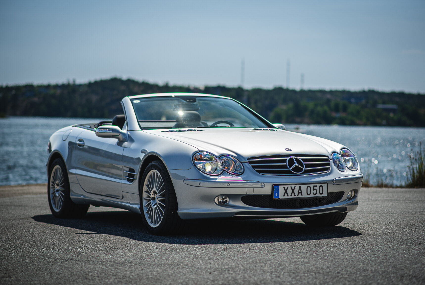 Exterior image of 2006 Mercedes-Benz SL 350