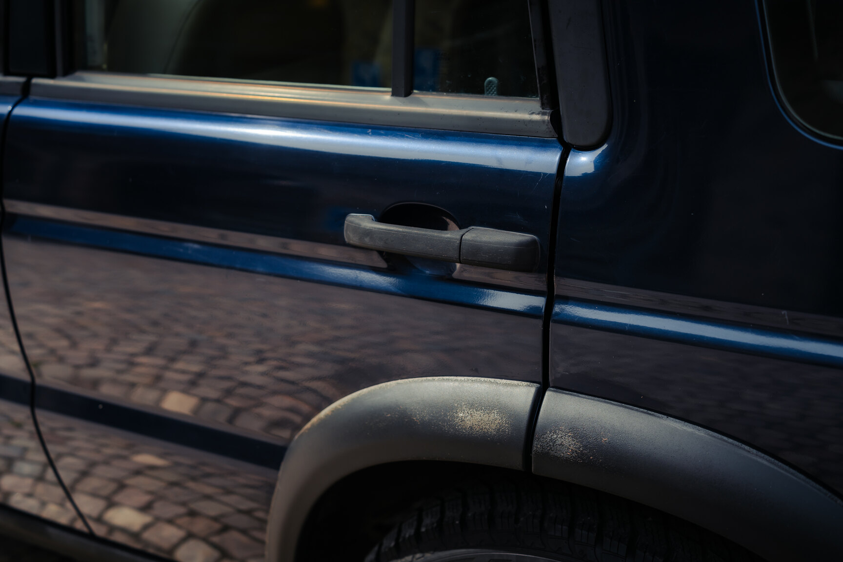 Exterior image of 1999 Landrover Discovery II V8