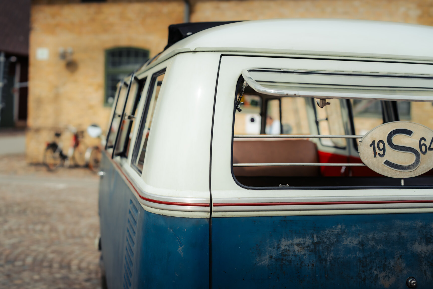 Aussenfoto 1964 Volkswagen Kleinbus Transporter 1500 Deluxe “21-fönsters Samba”