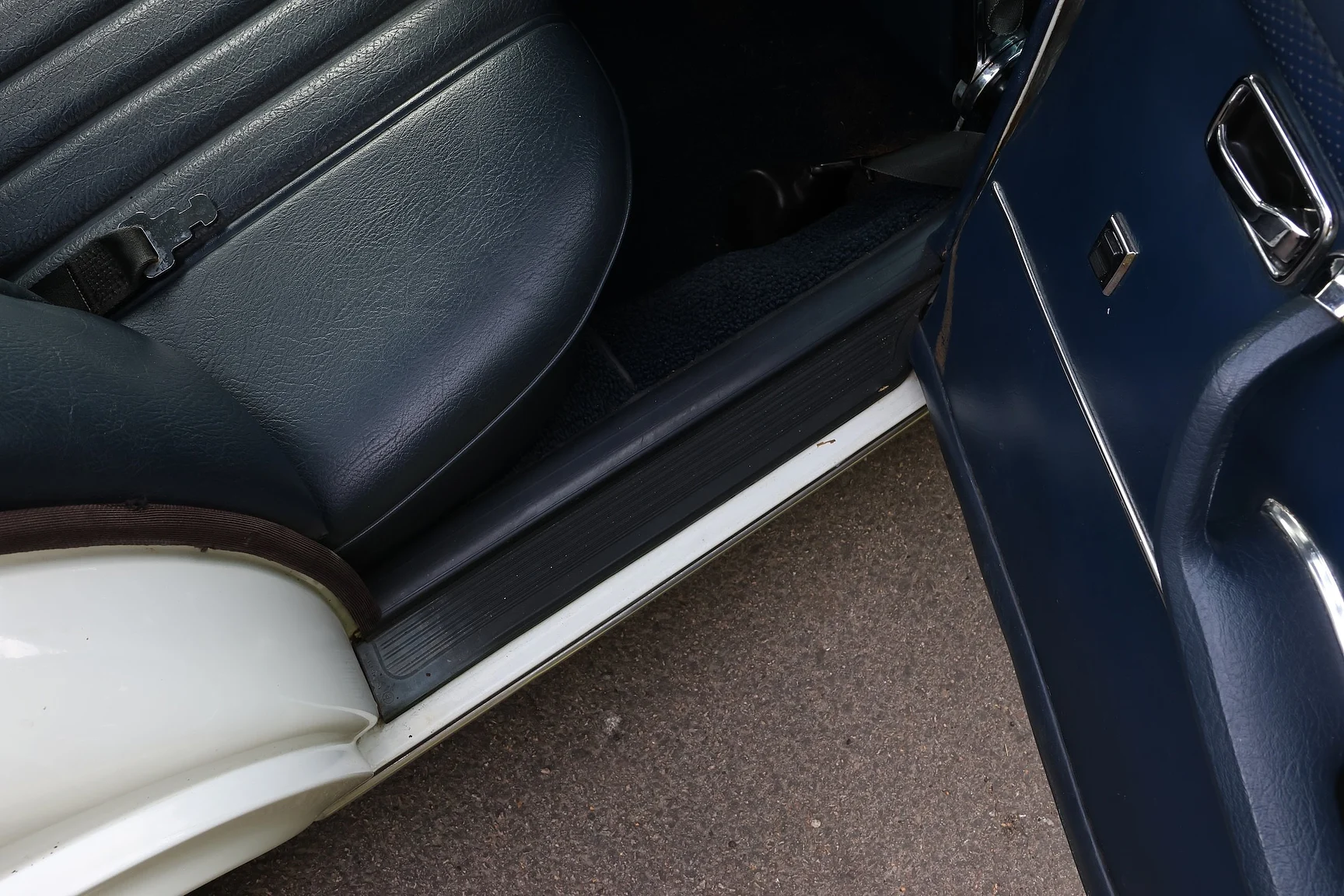 Interior image of 1972 Mercedes-Benz 280 SE 4.5  (32)